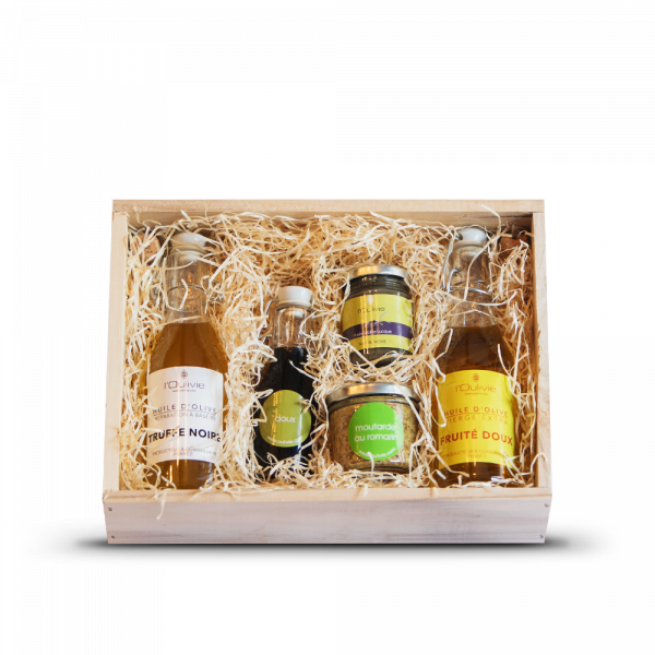 Le coffret saveur est composé de produits du Domaine L'Oulivie : huiles d'olive fruitée, vinaigre, purée d'olive, et moutarde.