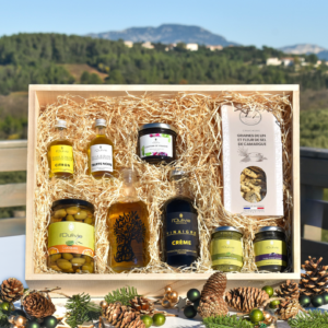 Coffret de Noël du Domaine de L'Oulivie composé de produits du terroir : huile d'olive à la truffe, olives, crème de vinaigre, confiture de vinaigre... Offre de Noël en édition limitée