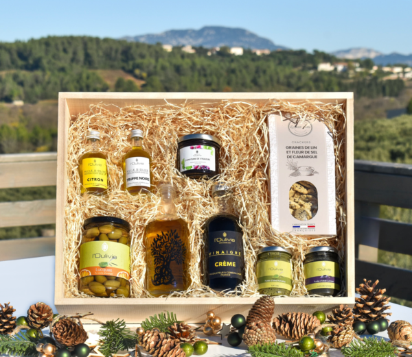 Coffret de Noël du Domaine de L'Oulivie composé de produits du terroir : huile d'olive à la truffe, olives, crème de vinaigre, confiture de vinaigre... Offre de Noël en édition limitée