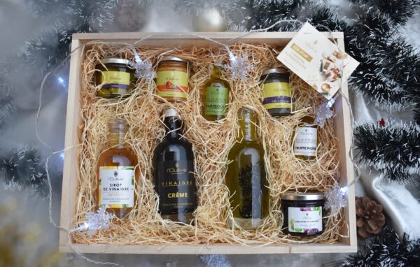 Coffret de Noël 100% Oulivie : huiles d'olive, olives, crème de vinaigre, purées d'olive, sirop et confiture de vinaigre.