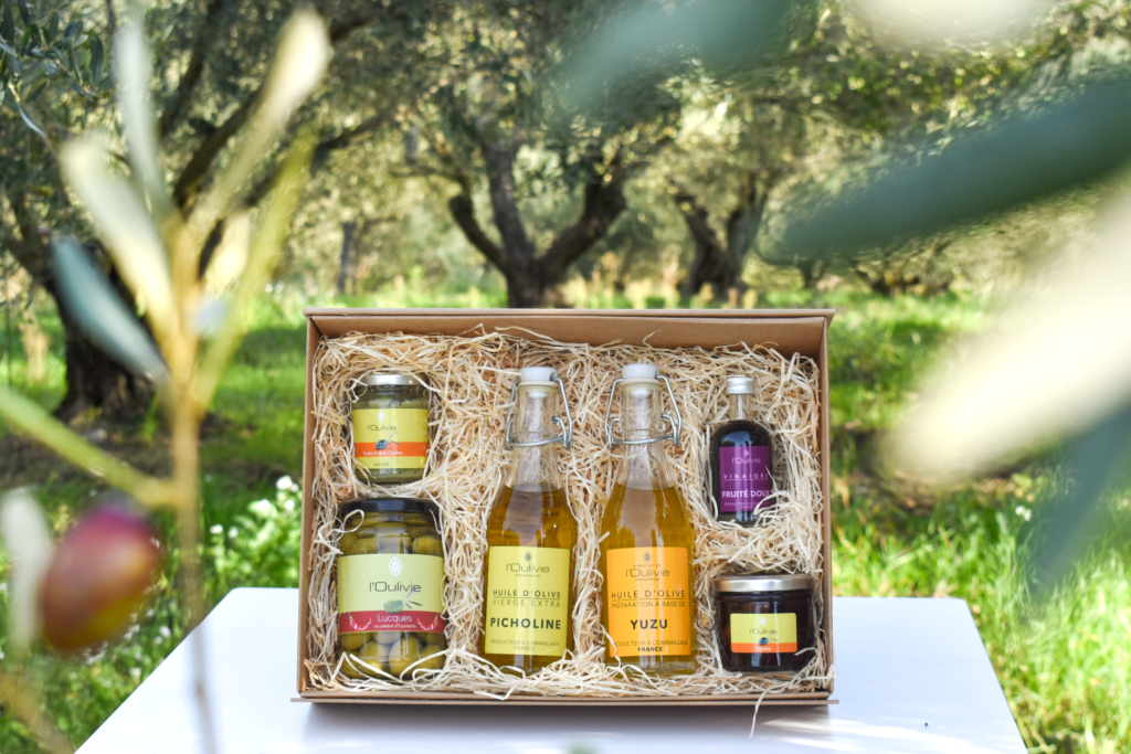 Coffret Le Chaleureux du Domaine l'Oulivie composé de : huile d'olive Picholine, huile d’olive au yuzu, olives Lucques et Olivière, vinaigre doux et purée d'olive.