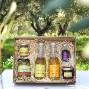 Coffret Le Chaleureux du Domaine l'Oulivie composé de : huile d'olive Picholine, huile d’olive au yuzu, olives Lucques et Olivière, vinaigre doux et purée d'olive.