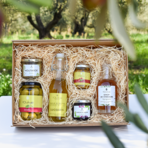 Coffret Le Savoureux du Domaine l'Oulivie composé de : huile d'olive Lucques, olives Amellau, confiture de vinaigre, sirop de vinaigre, moutarde et purée d'olive.