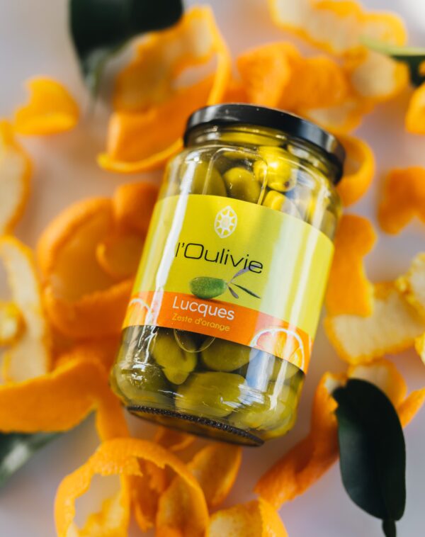 Olives Lucques au zeste d'orange du Domaine de l'Oulivie. Délicates et raffinées, nos Lucques accompagneront vos apéritifs et recettes gourmandes. En bocal de 200g