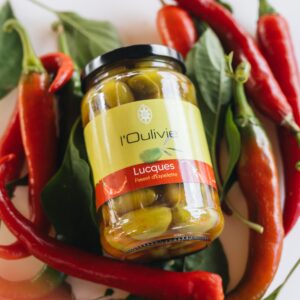 Olives Lucques au piment d’Espelette du Domaine de l'Oulivie. Délicatement épicées, nos Lucques accompagneront vos apéritifs et recettes gourmandes. En bocal de 200g