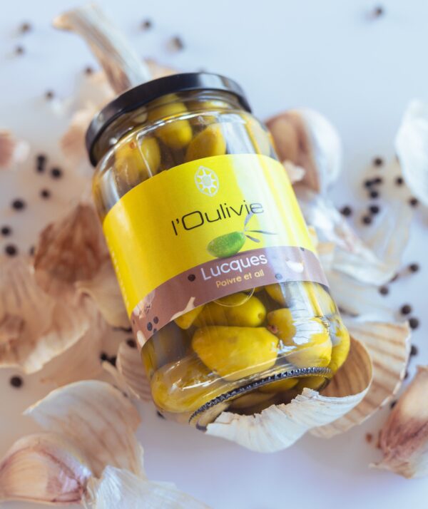 Olives Lucques au poivre et ail du Domaine de l'Oulivie. Une belle puissance en bouche, nos Lucques accompagneront vos apéritifs et recettes gourmandes.