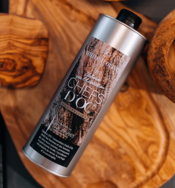L'huile des chefs, une cuvée exclusive élaborée au Domaine de l'Oulivie, par les plus grands chefs montpelliérains de l’association Chefs d'Oc.