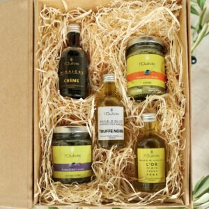 Coffret découverte du Domaine de l'Oulivie composé d'une huile d'olive emblématique fruitée, huile à la truffe noire, crème de vinaigre et purées d’olive.