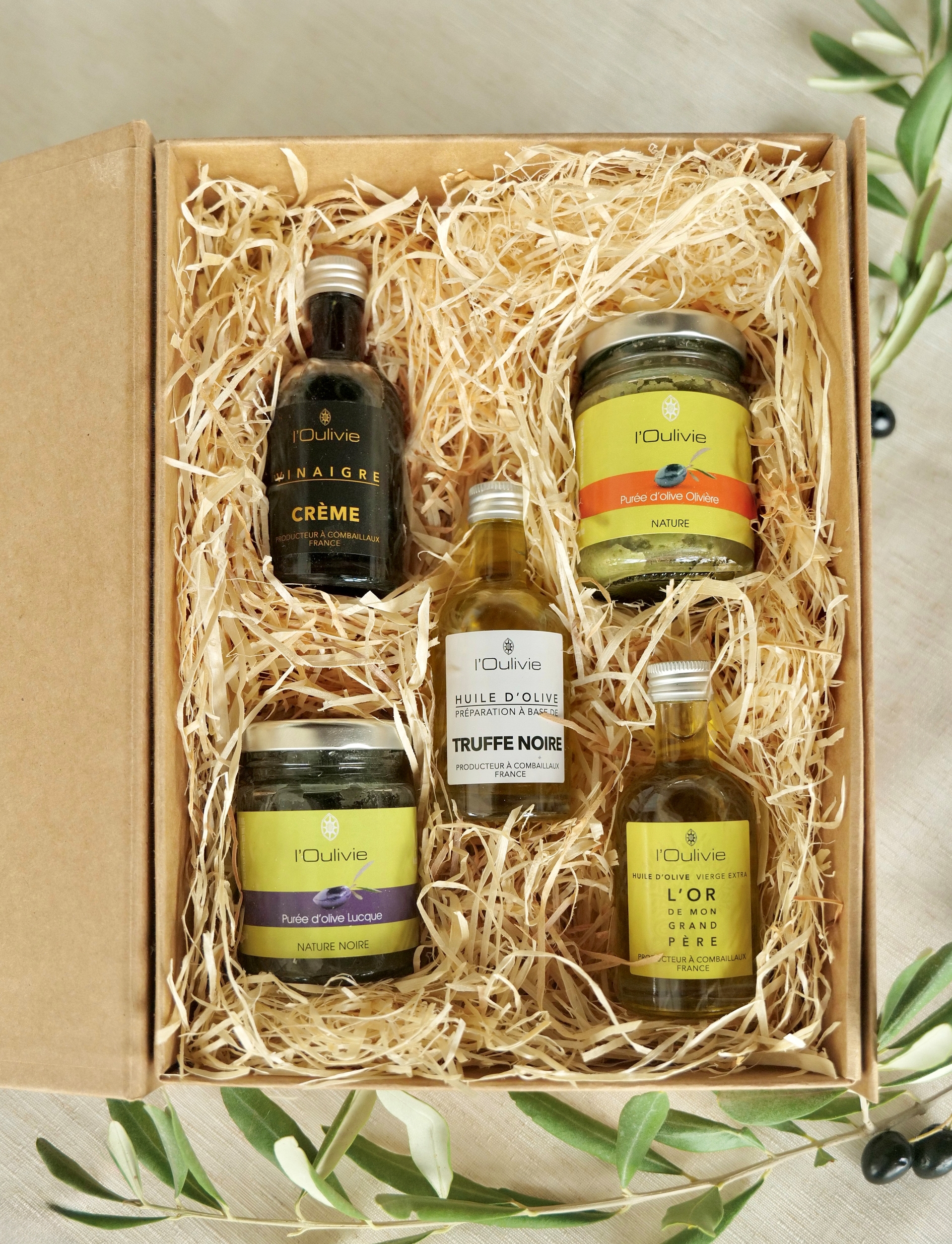 Coffret découverte du Domaine de l'Oulivie composé d'une huile d'olive emblématique fruitée, huile à la truffe noire, crème de vinaigre et purées d’olive.