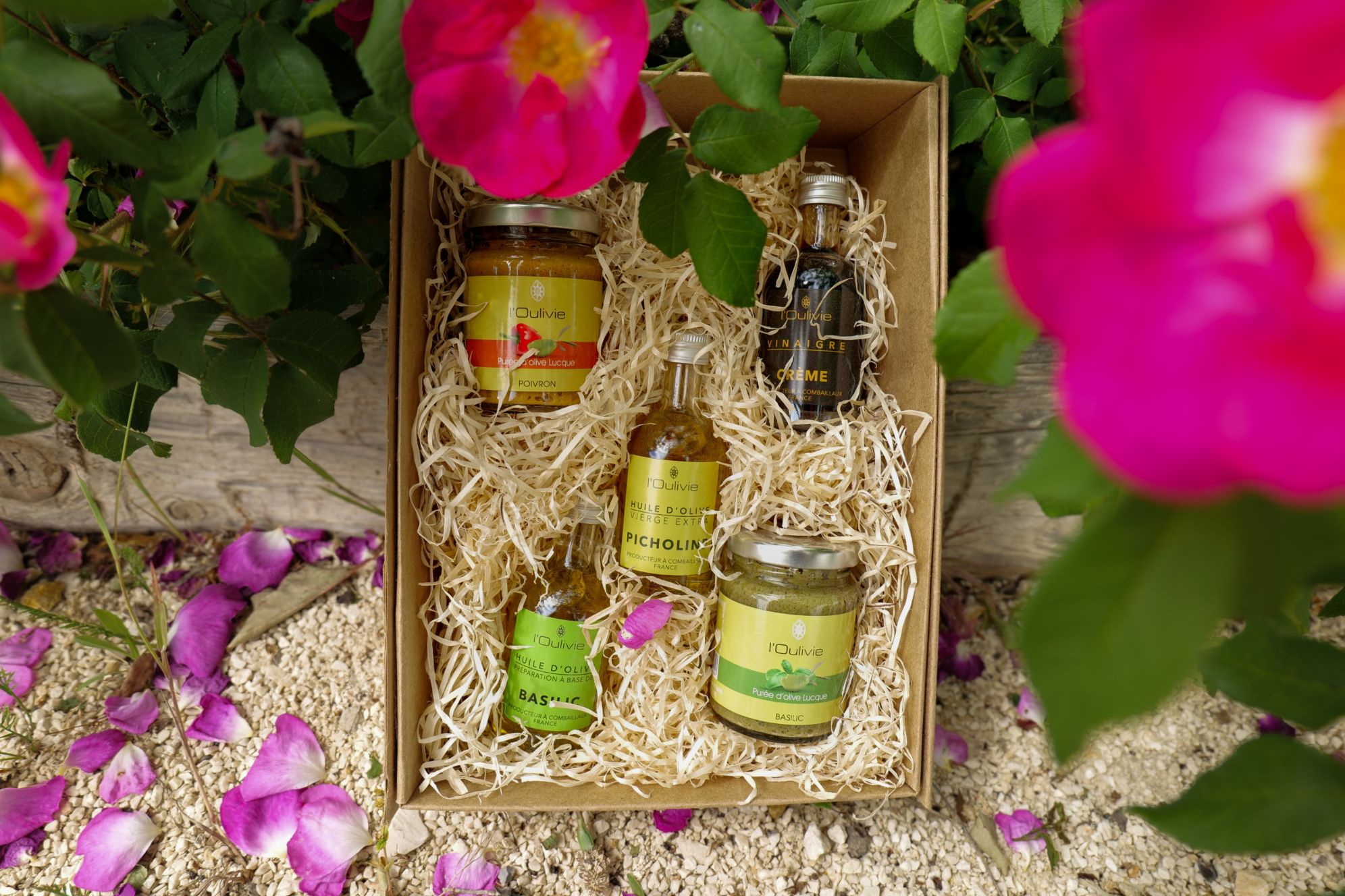 Coffret dégustation du Domaine de l’Oulivie composé d’huile d’olive Picholine, huile au basilic, crème de vinaigre et purées d’olive basilic et poivron.