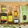 Coffret Gourmand du Domaine l'Oulivie composé de : huiles d'olive, olives, purée d'olive, confiture de vinaigre et petits biscuits sucrés.