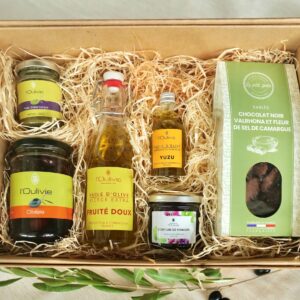 Coffret Gourmand du Domaine l'Oulivie composé de : huiles d'olive, olives, purée d'olive, confiture de vinaigre et petits biscuits sucrés.