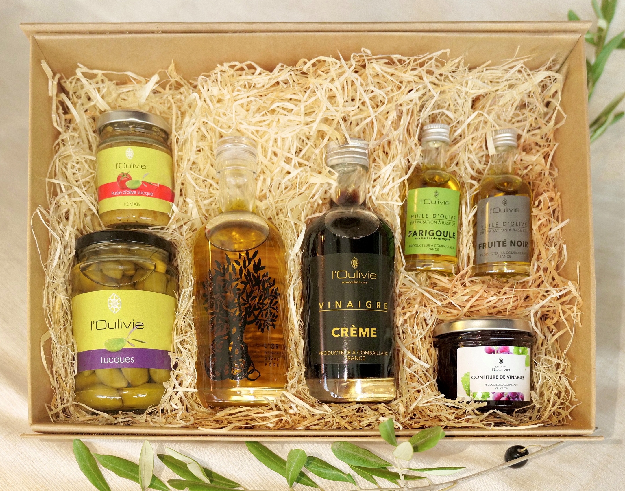 Coffret Savoir-faire du Domaine l'Oulivie composé de : huiles d'olive, olives Lucques, confiture et crème de vinaigre et purée d'olive.