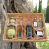 Coffret Savoir-faire du Domaine l’Oulivie composé d’huiles d’olive, olives Picholine, crème de vinaigre, purée d’olive, confiture et sirop de vinaigre.