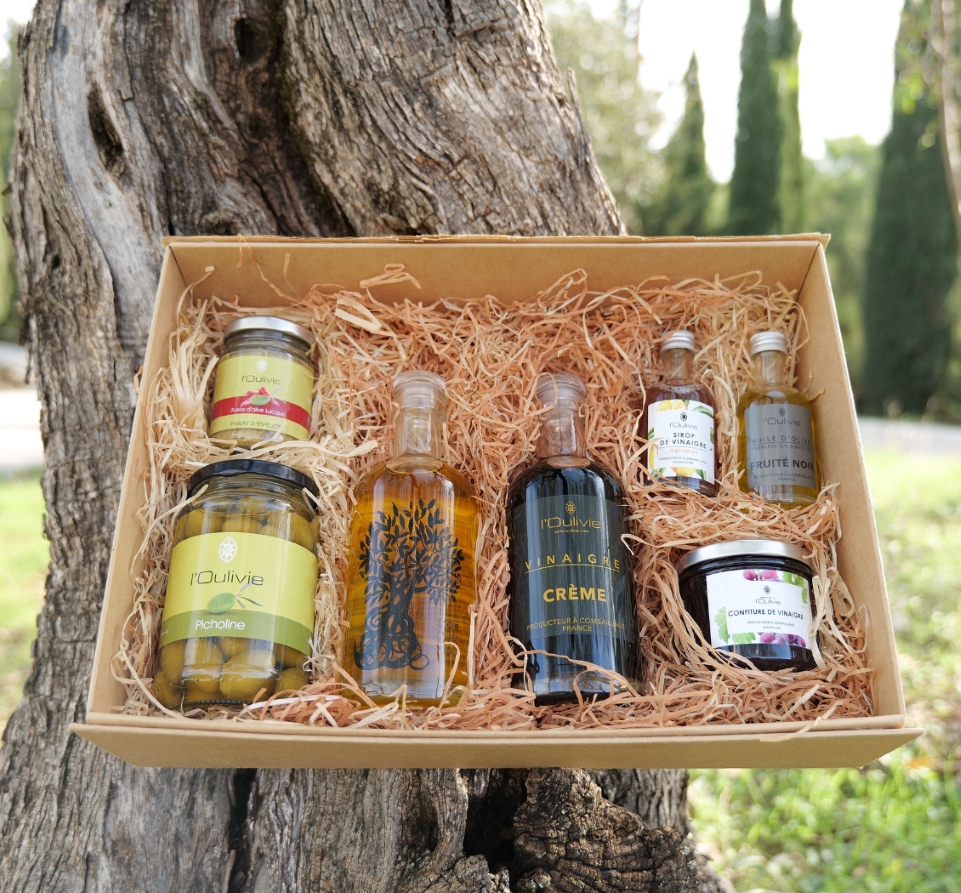 Coffret Savoir-faire du Domaine l’Oulivie composé d’huiles d’olive, olives Picholine, crème de vinaigre, purée d’olive, confiture et sirop de vinaigre.
