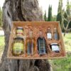 Coffret Savoir-faire du Domaine l’Oulivie composé d’huiles d’olive, olives Picholine, crème de vinaigre, purée d’olive, confiture et sirop de vinaigre.