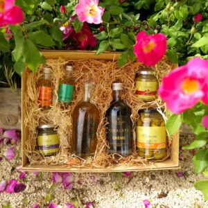 Coffret savoir-faire du Domaine de l’Oulivie composé d’huile d’olive l’Or de mon grand-père, huile aux agrumes, huile à la menthe, olives Lucques, crème de vinaigre et purées d’olive.