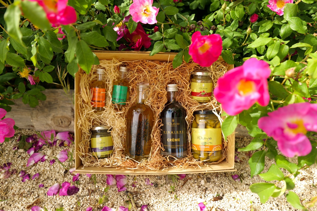Coffret savoir-faire du Domaine de l’Oulivie composé d’huile d’olive l’Or de mon grand-père, huile aux agrumes, huile à la menthe, olives Lucques, crème de vinaigre et purées d’olive.