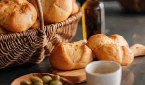 L'Atelier du moulinier au Domaine de l'Oulivie : une micro-boulangerie où nous confectionnons des pompes à huile. Ouverture samedi 6 décembre 2025.