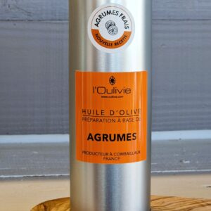 Huile d’olive aux agrumes du Domaine de L'Oulivie. Huile d'olive très subtile. Idéale avec des coquilles Saint Jacques, gambas, avocats, dans les salades et en pâtisserie …