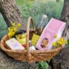 Cadeau Fête des Mère de l'Oulivie. Un tote bag gourmand composé de produits artisanaux aux saveurs variées, pensé pour faire plaisir à toutes les mamans.
