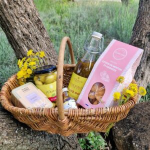 Cadeau Fête des Mère de l'Oulivie. Un tote bag gourmand composé de produits artisanaux aux saveurs variées, pensé pour faire plaisir à toutes les mamans.