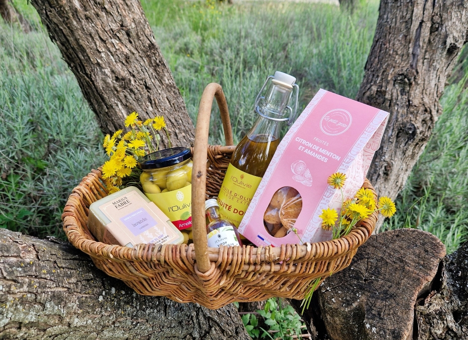 Cadeau Fête des Mère de l'Oulivie. Un tote bag gourmand composé de produits artisanaux aux saveurs variées, pensé pour faire plaisir à toutes les mamans.