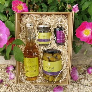 Coffret Lucques du Domaine de l'Oulivie composé d’une déclinaison d’huile d’olive, olives, purée d’olive de variété Lucques et d’un vinaigre fruité doux.